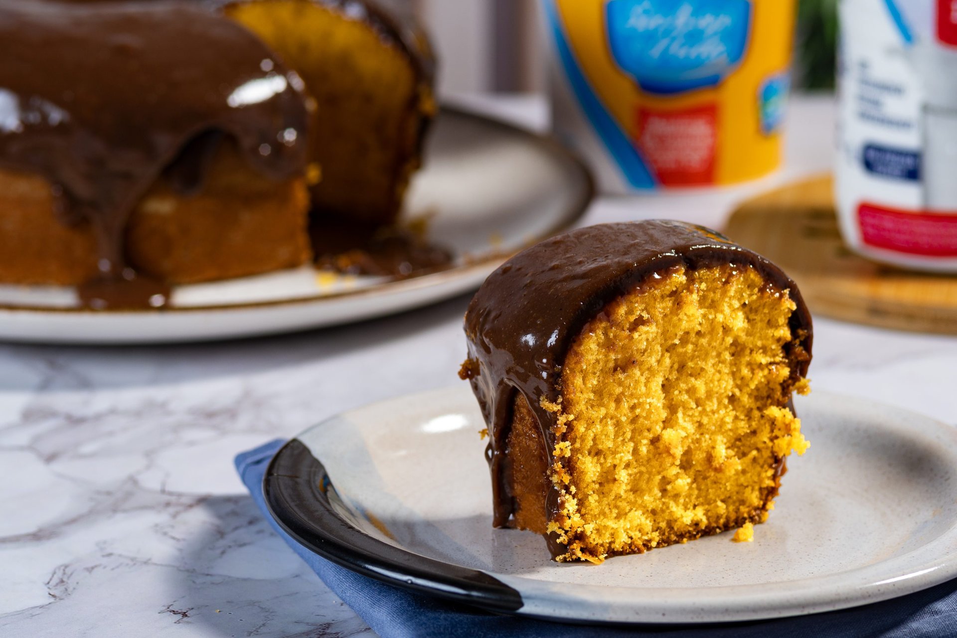 Bolo de cenoura servido com produtos Sabor & Vida